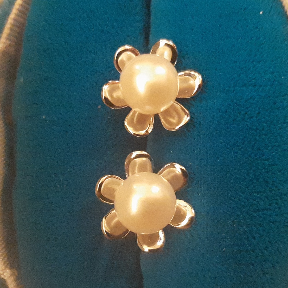 Vintage ladies Pearl sterling flower earrings